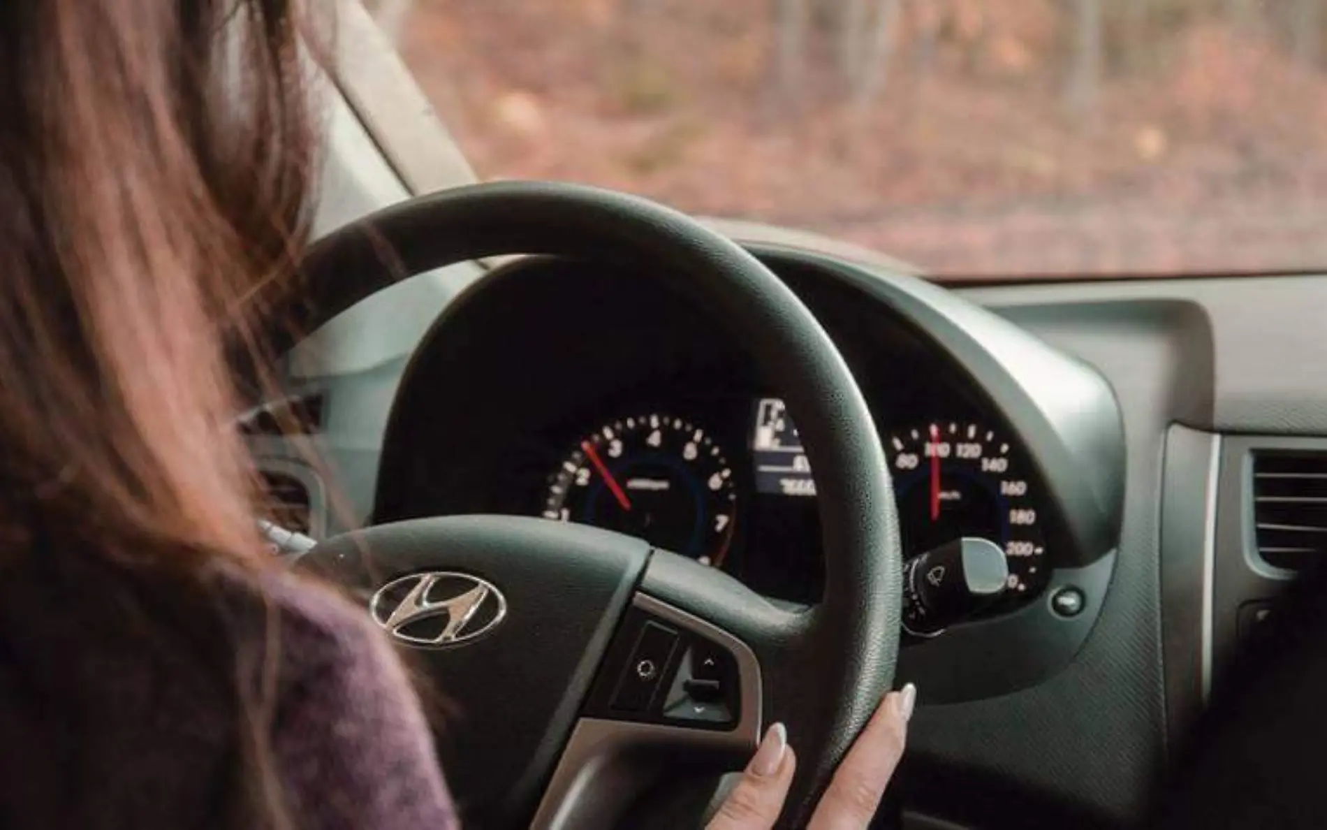 Persona conduciendo un automóvil